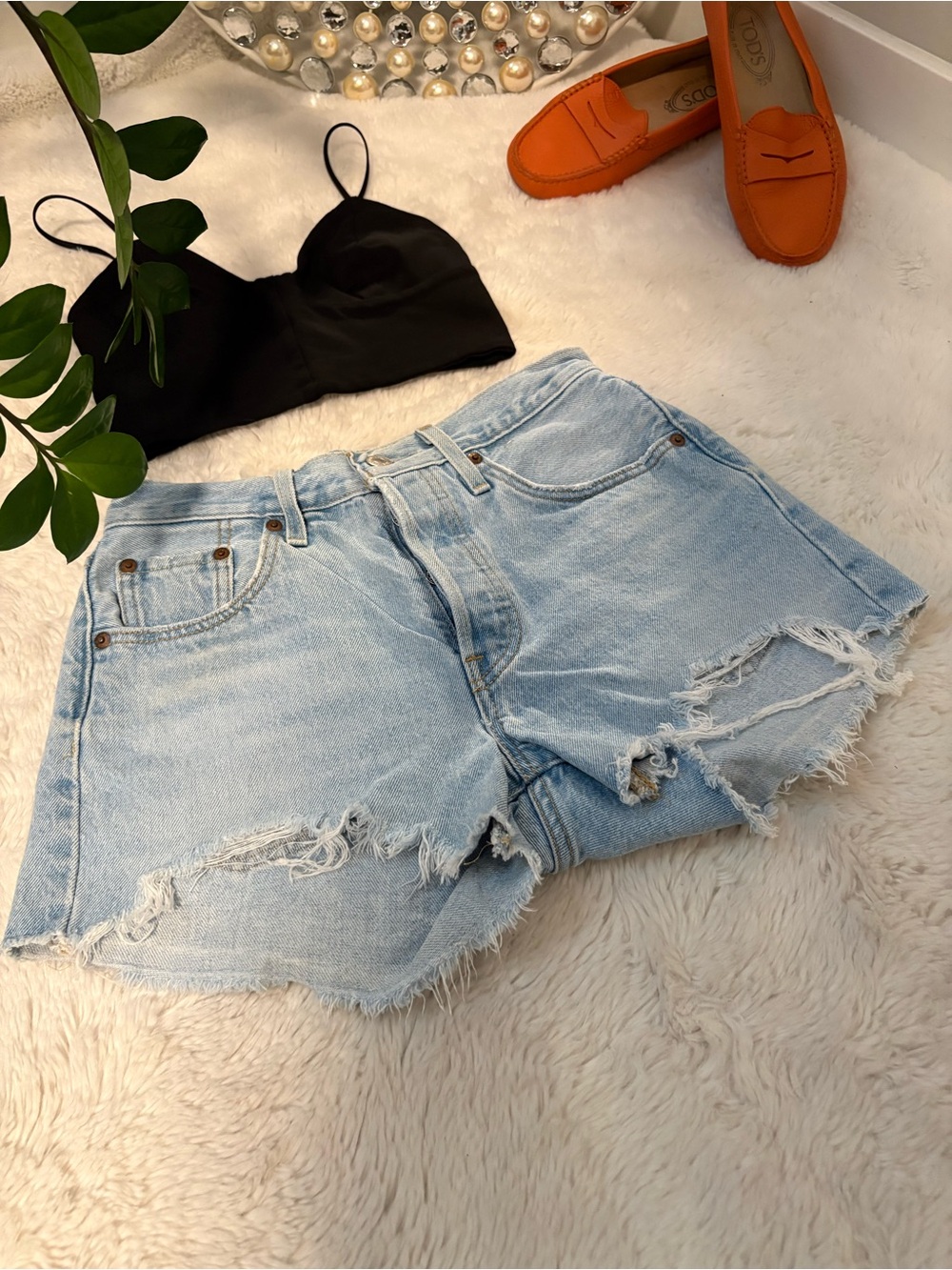(NWOT) – Levi’s Premium 501 Light Wash Cut-Off Denim Shorts – W25